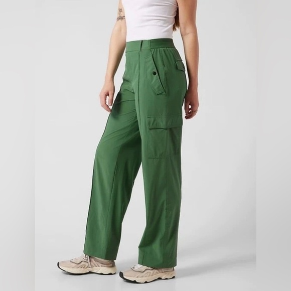 Athleta Highwaist Women's wide legs Green Cargo Pants size 2 - Picture 1 of 10